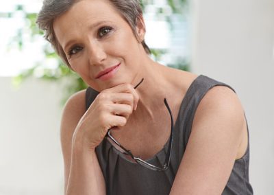 Hals und Dekolleté in den Wechseljahren:  Warum diese Zonen besondere Aufmerksamkeit verdienen und welche Behandlungen wirklich straffen